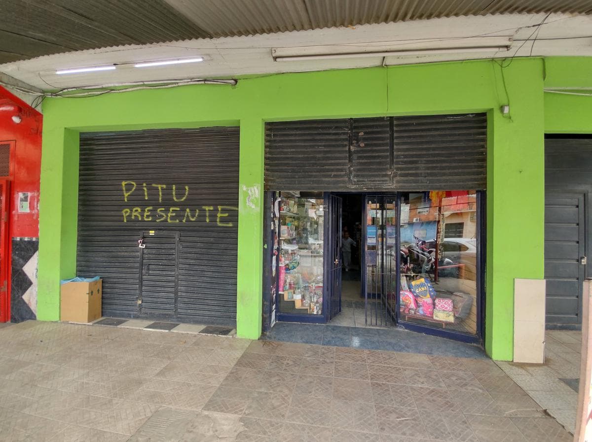 3-story building with 2 commercial spaces, a house, and an apartment for sale in G. de Laferrere