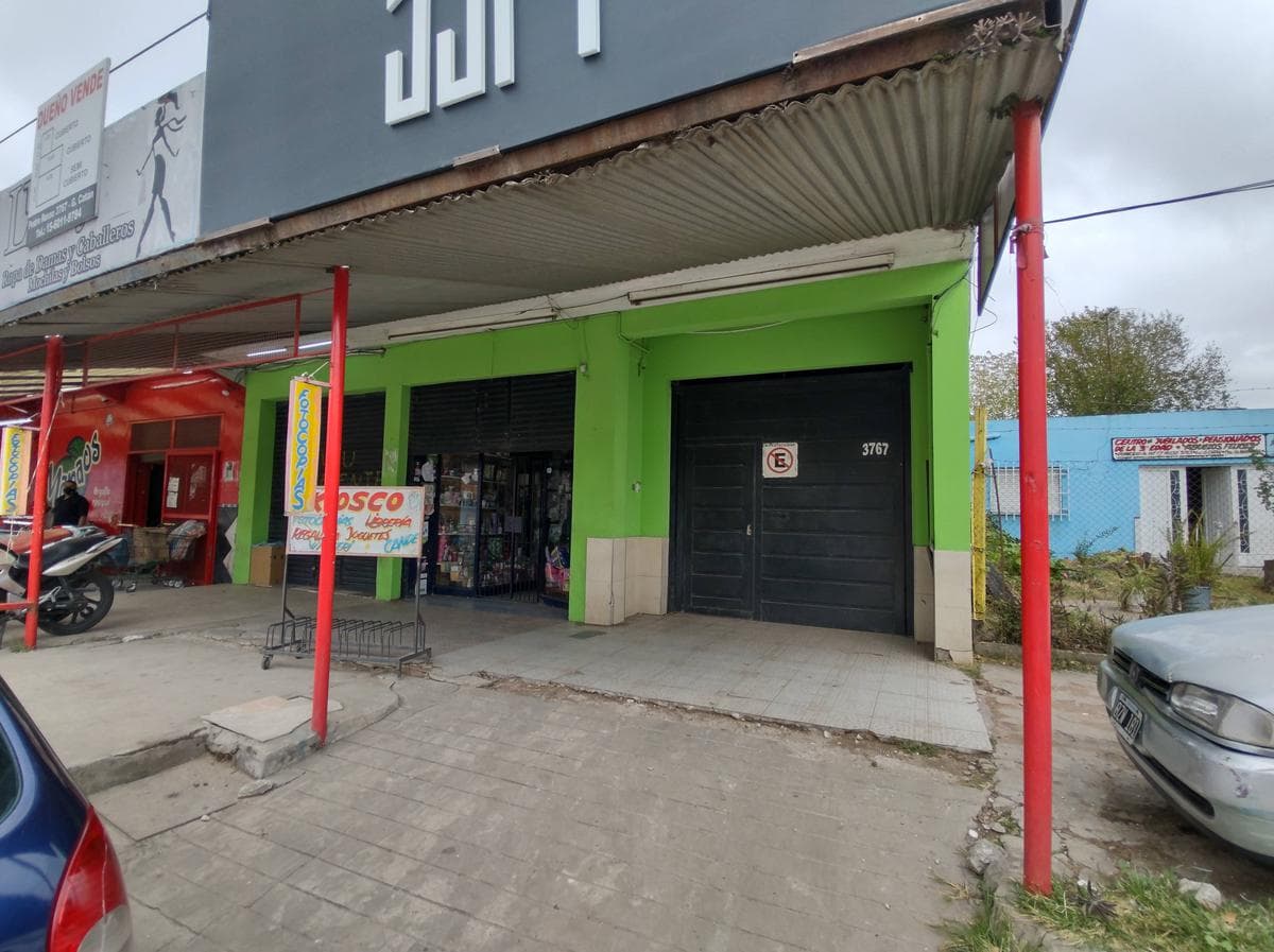 3-story building with 2 commercial spaces, a house, and an apartment for sale in G. Catan