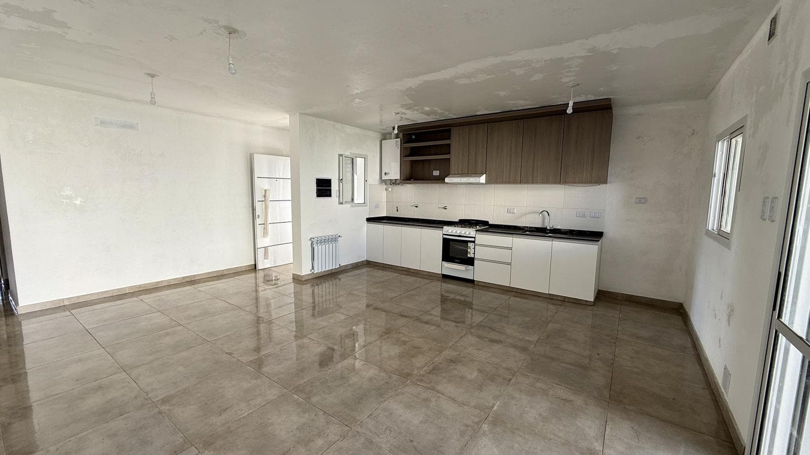FOR SALE: 2-BEDROOM DUPLEX, 1 STORY