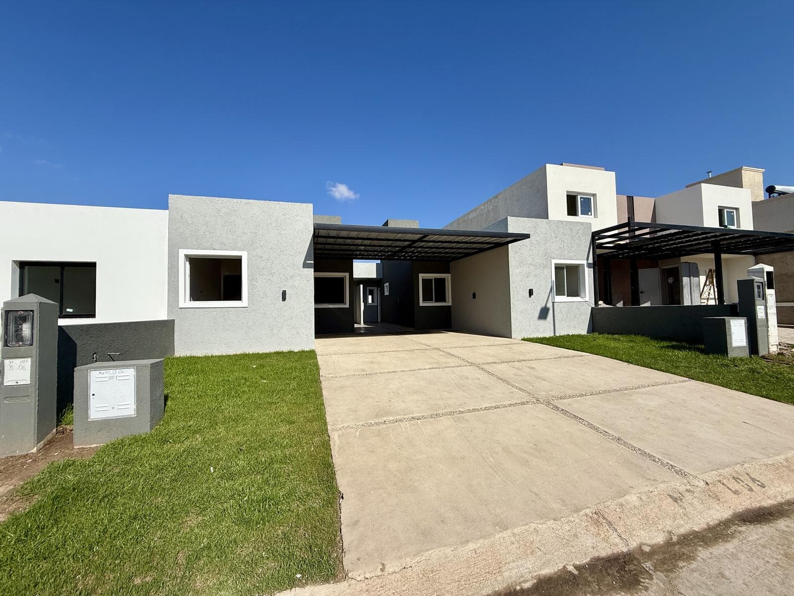FOR SALE: 2-BEDROOM DUPLEX, 1 STORY