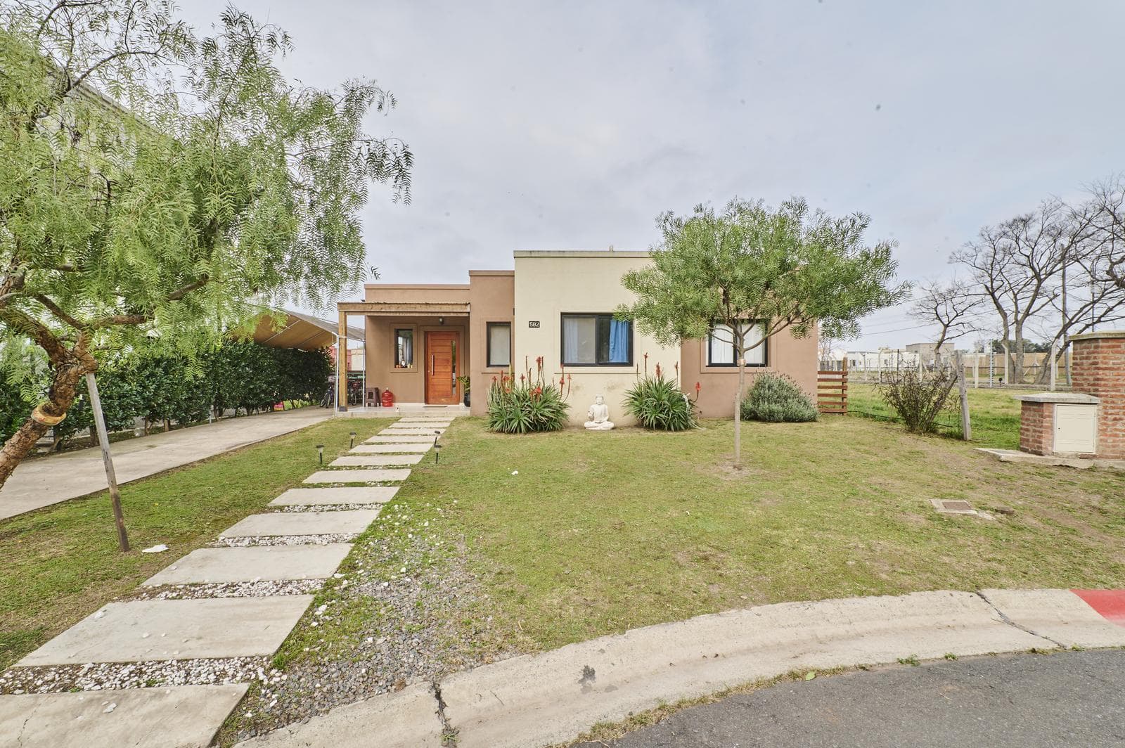 4-Bedroom House with Pool, BBQ Area, and Garage in the Santa Elena Neighborhood - Pilar del Este