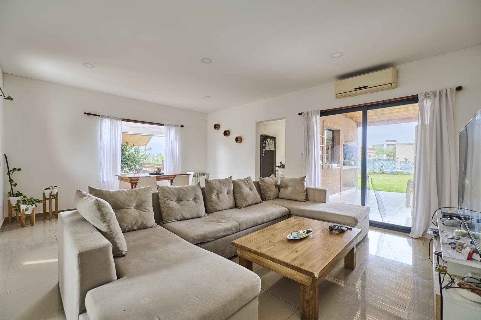 4-Bedroom House with Pool, BBQ Area, and Garage in the Santa Elena Neighborhood - Pilar del Este