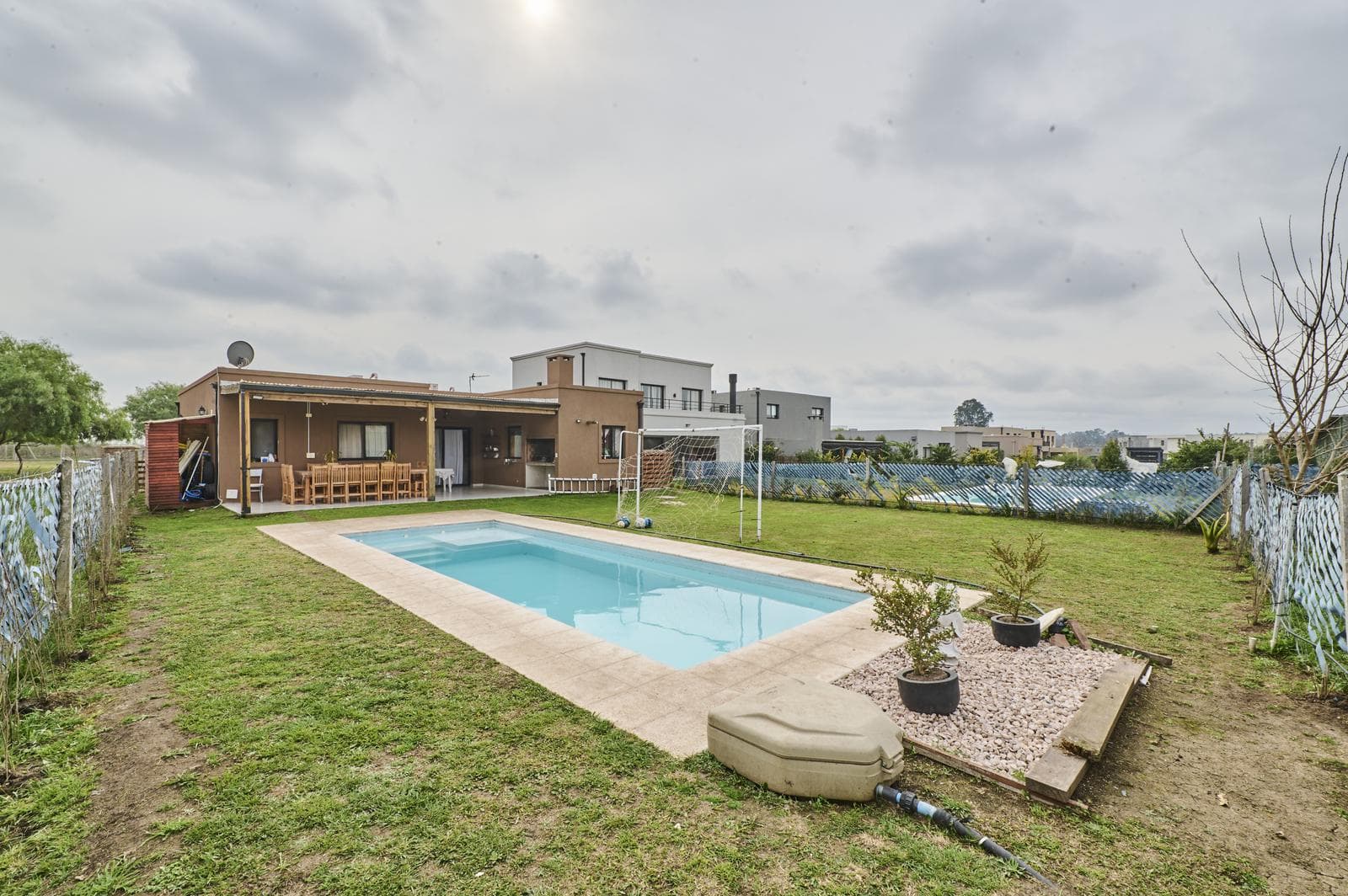 4-Bedroom House with Pool, BBQ Area, and Garage in the Santa Elena Neighborhood - Pilar del Este