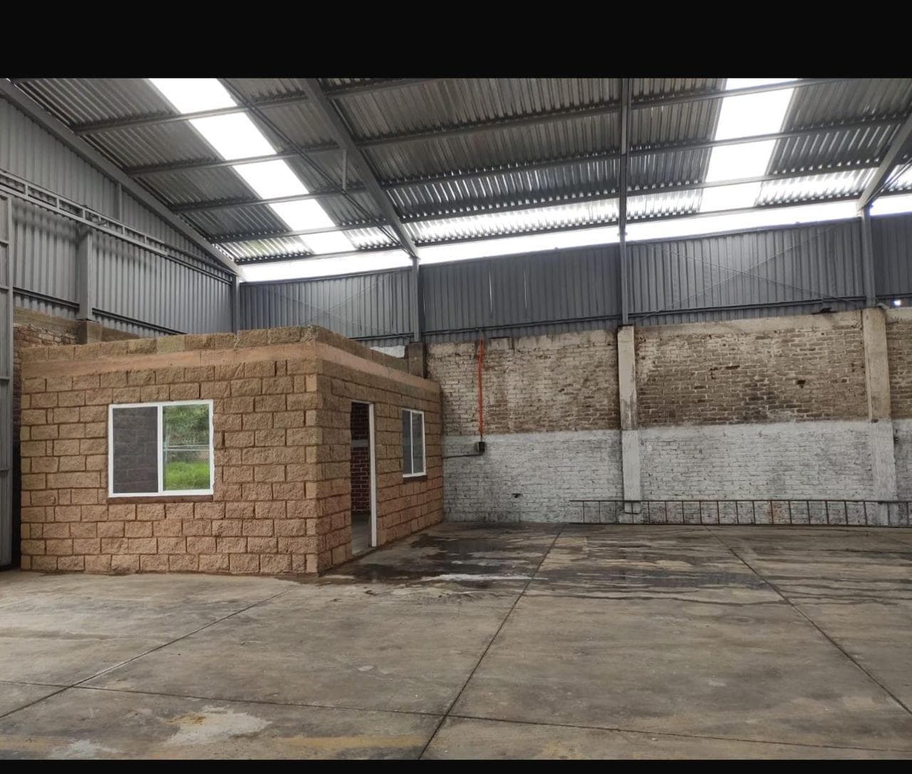 Commercial warehouse a few meters from Pilba Park