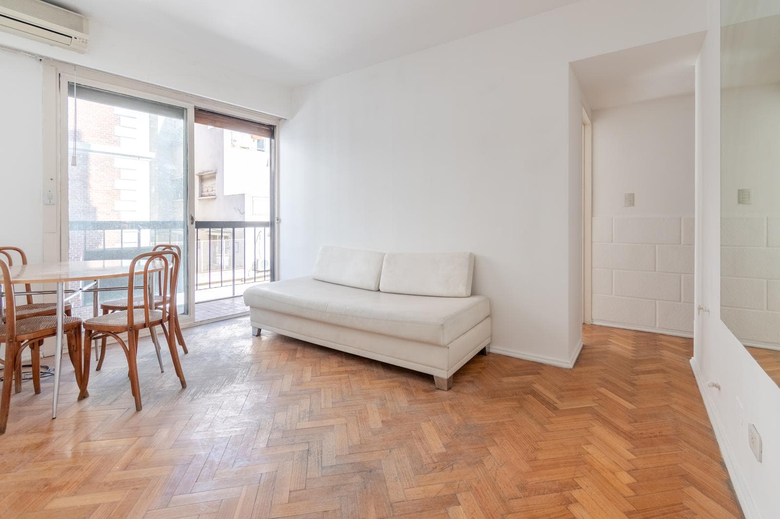 Tres Sargentos and Reconquista I, on the corner of Fte and Bcón I, 2 rooms, very bright
