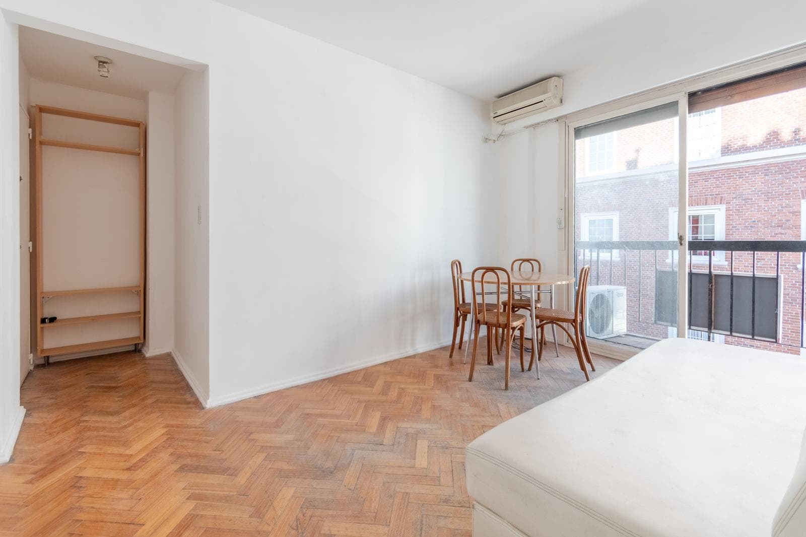 Tres Sargentos and Reconquista I, on the corner of Fte and Bcón I, 2 rooms, very bright