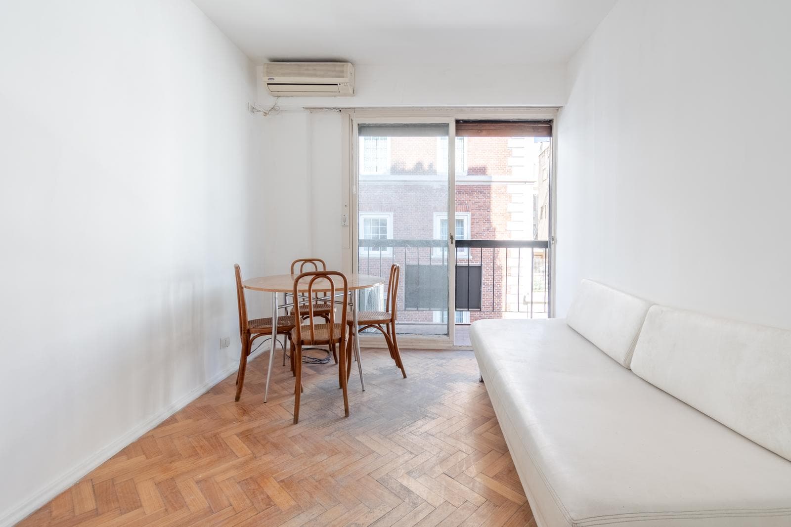 Tres Sargentos and Reconquista I, on the corner of Fte and Bcón I, 2 rooms, very bright