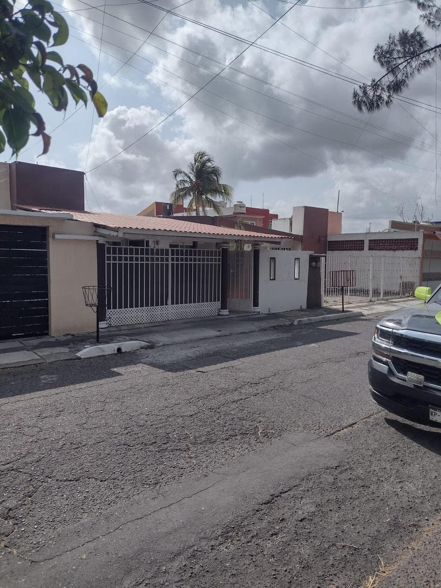 Single-story house for sale in Flores del Valle, Veracruz, very close to the Mexican Army