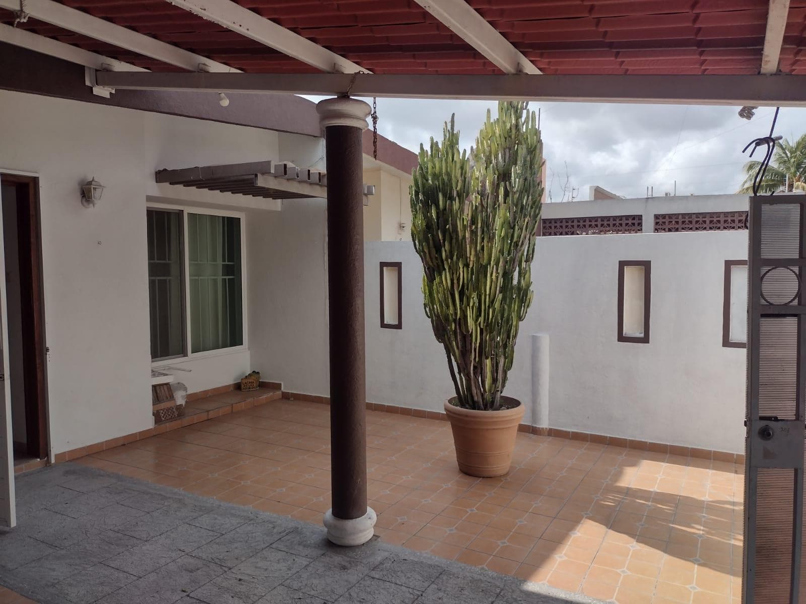 Single-story house for sale in Flores del Valle, Veracruz, very close to the Mexican Army