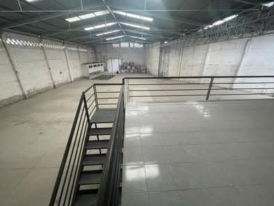 Commercial warehouse with a ceiling height of 9 meters, ideal for a distribution center