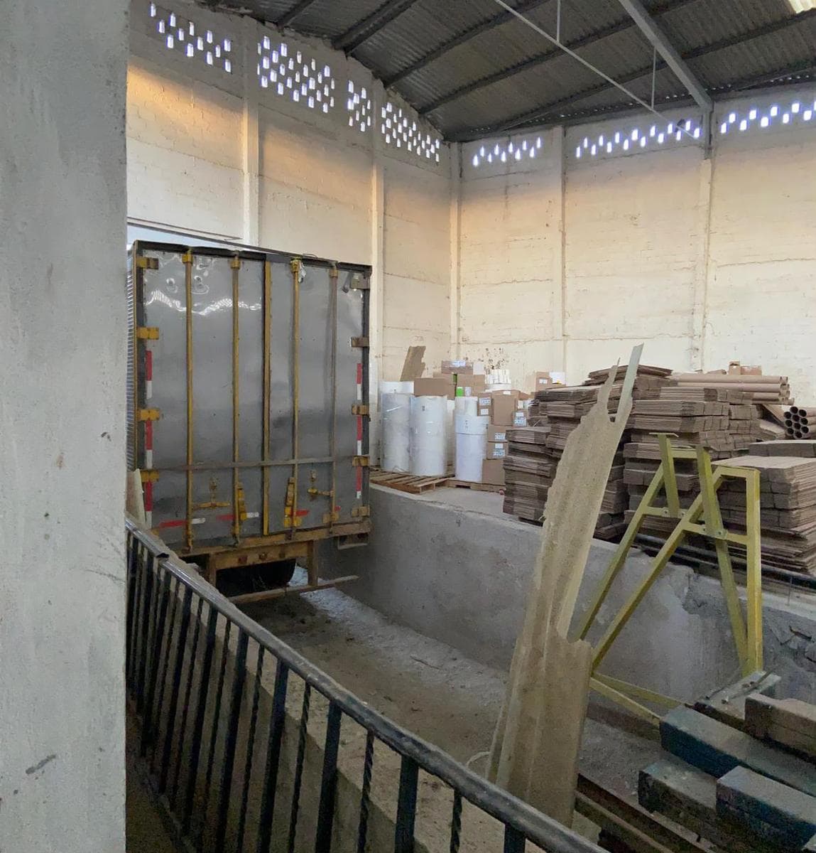 Commercial warehouse with a ceiling height of 9 meters, ideal for a distribution center