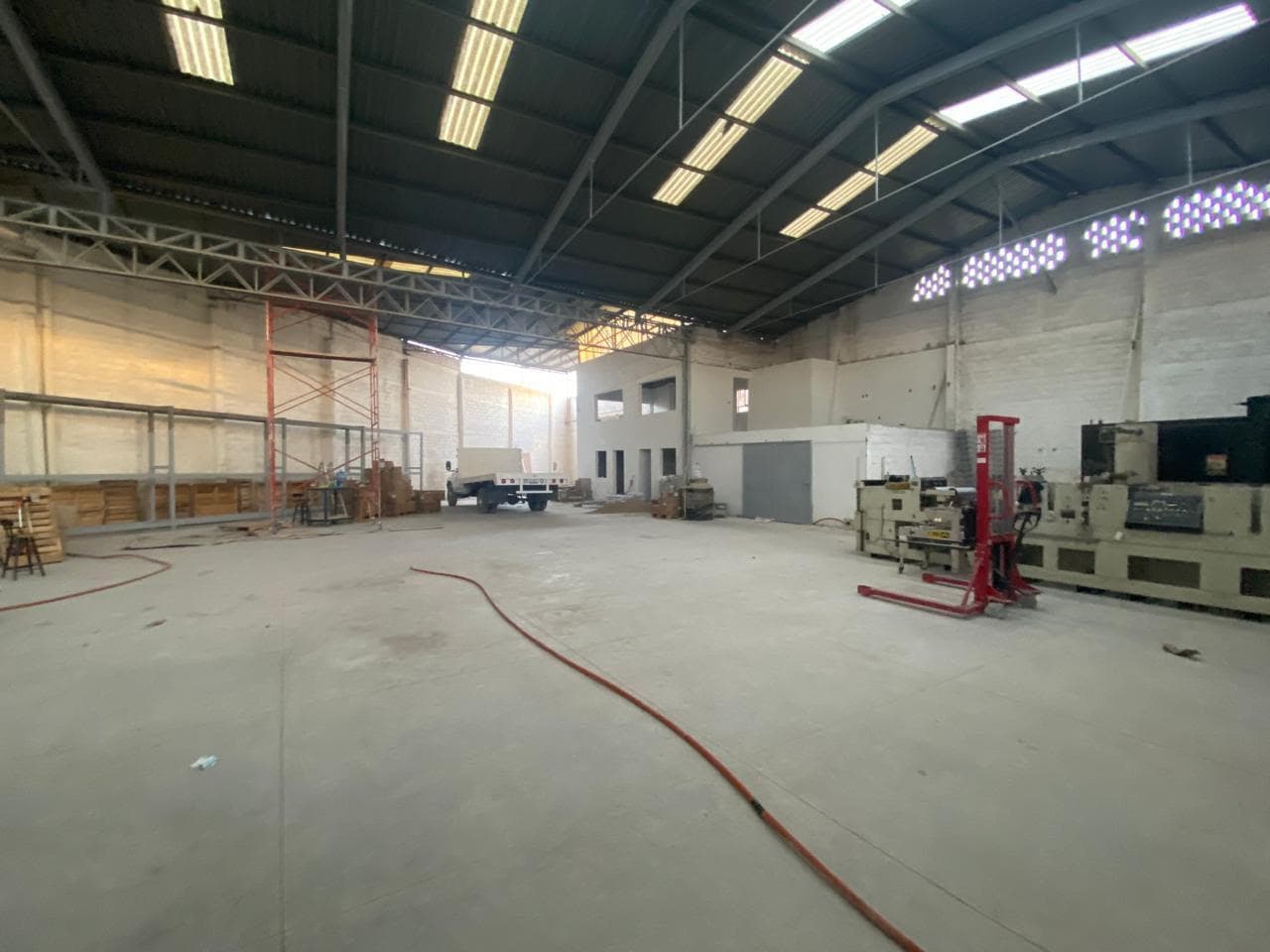 Commercial warehouse with a ceiling height of 9 meters, ideal for a distribution center
