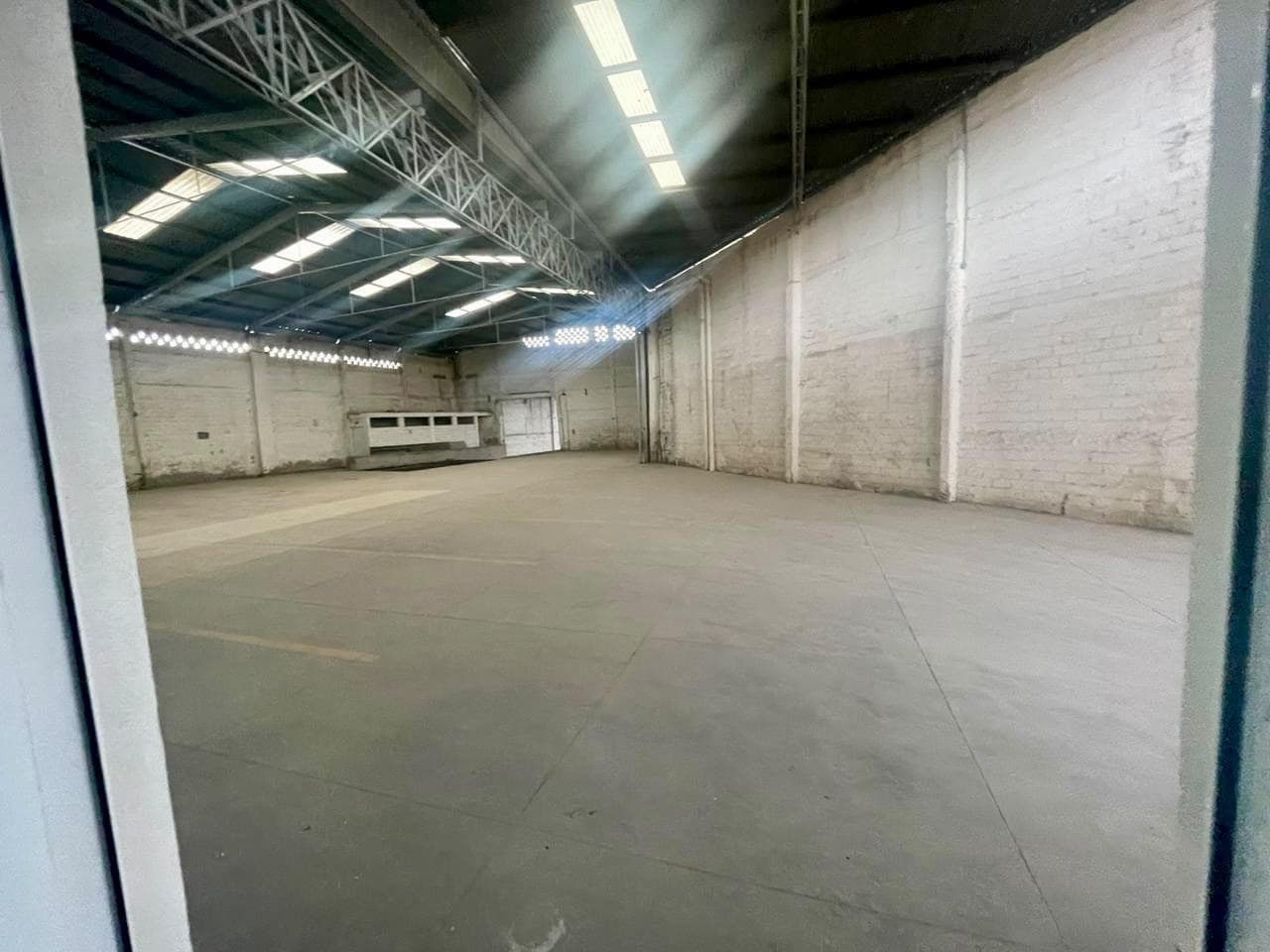 Commercial warehouse with a ceiling height of 9 meters, ideal for a distribution center