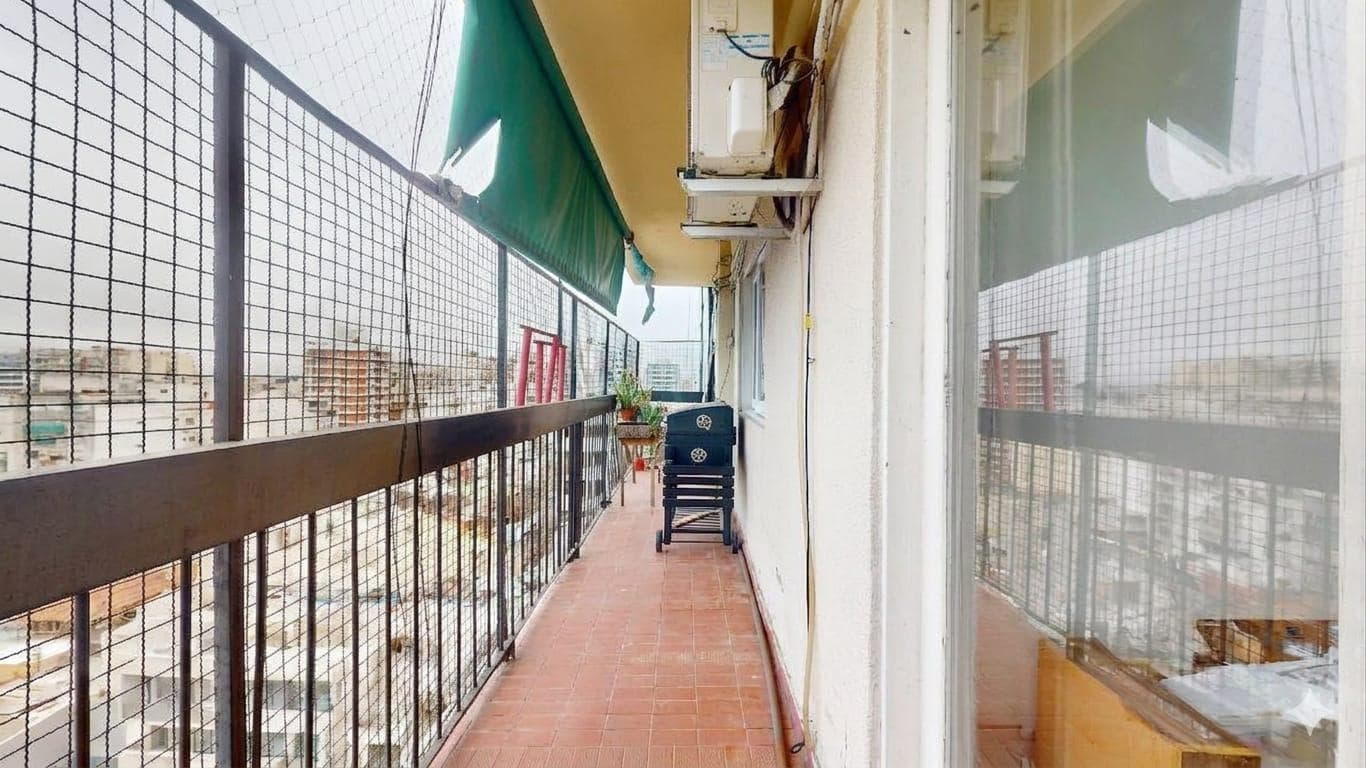 3-Room Apartment for Rent in Almagro with a Full-Length Balcony!