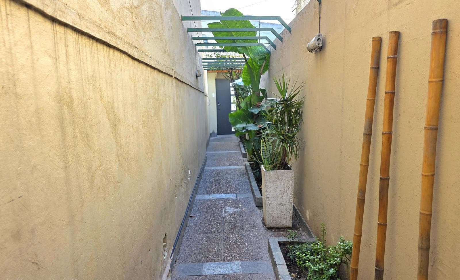 Carrasco 582: IMPECCABLE 4-bedroom townhouse with a courtyard and terrace (ideal for two families or as a great barbecue area/outdoor dining space)
