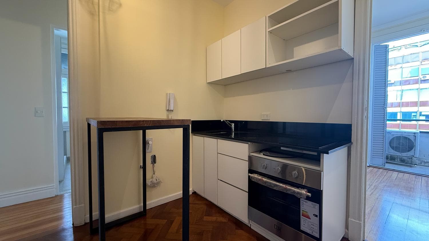 For Sale: 3-room apartment, completely renovated, with a front-facing balcony, in a strategic location