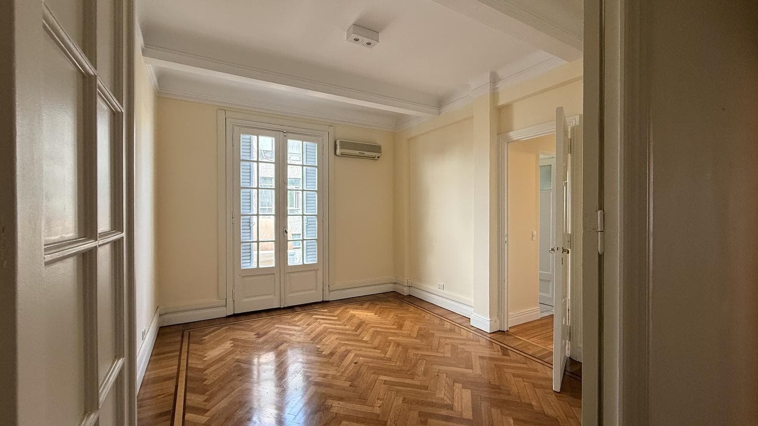 For Sale: 3-room apartment, completely renovated, with a front-facing balcony, in a strategic location