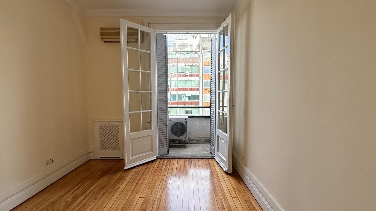 For Sale: 3-room apartment, completely renovated, with a front-facing balcony, in a strategic location