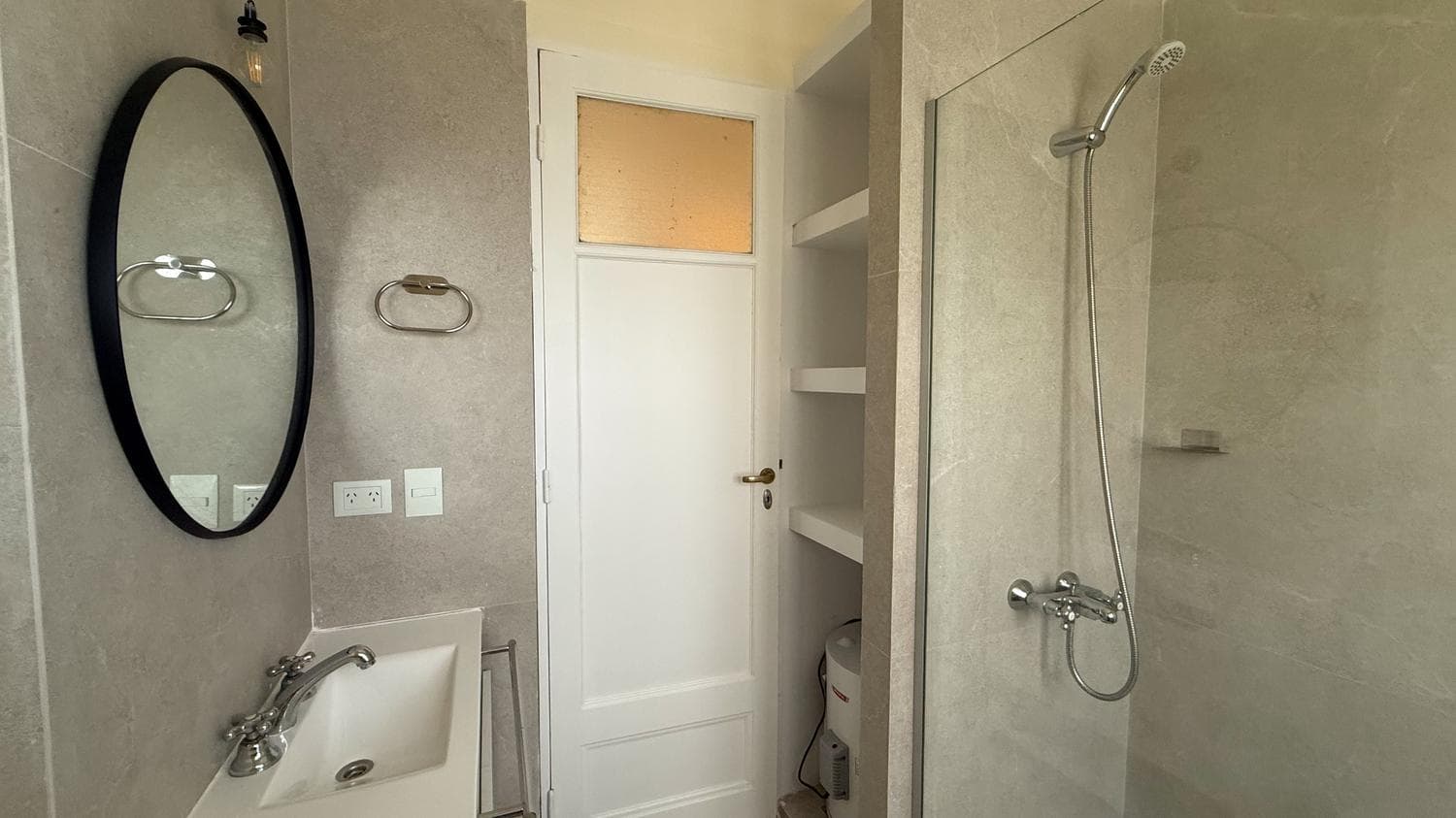 For Sale: 3-room apartment, completely renovated, with a front-facing balcony, in a strategic location