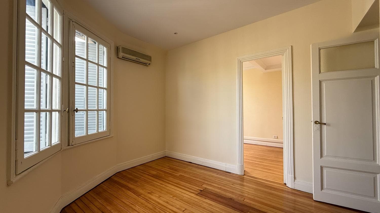 For Sale: 3-room apartment, completely renovated, with a front-facing balcony, in a strategic location