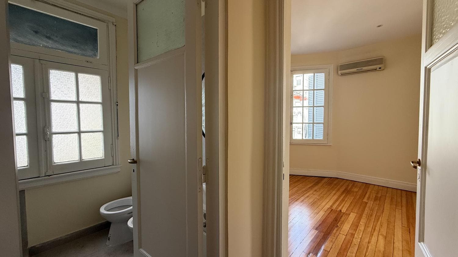 For Sale: 3-room apartment, completely renovated, with a front-facing balcony, in a strategic location