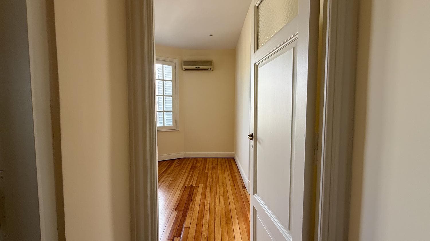 For Sale: 3-room apartment, completely renovated, with a front-facing balcony, in a strategic location