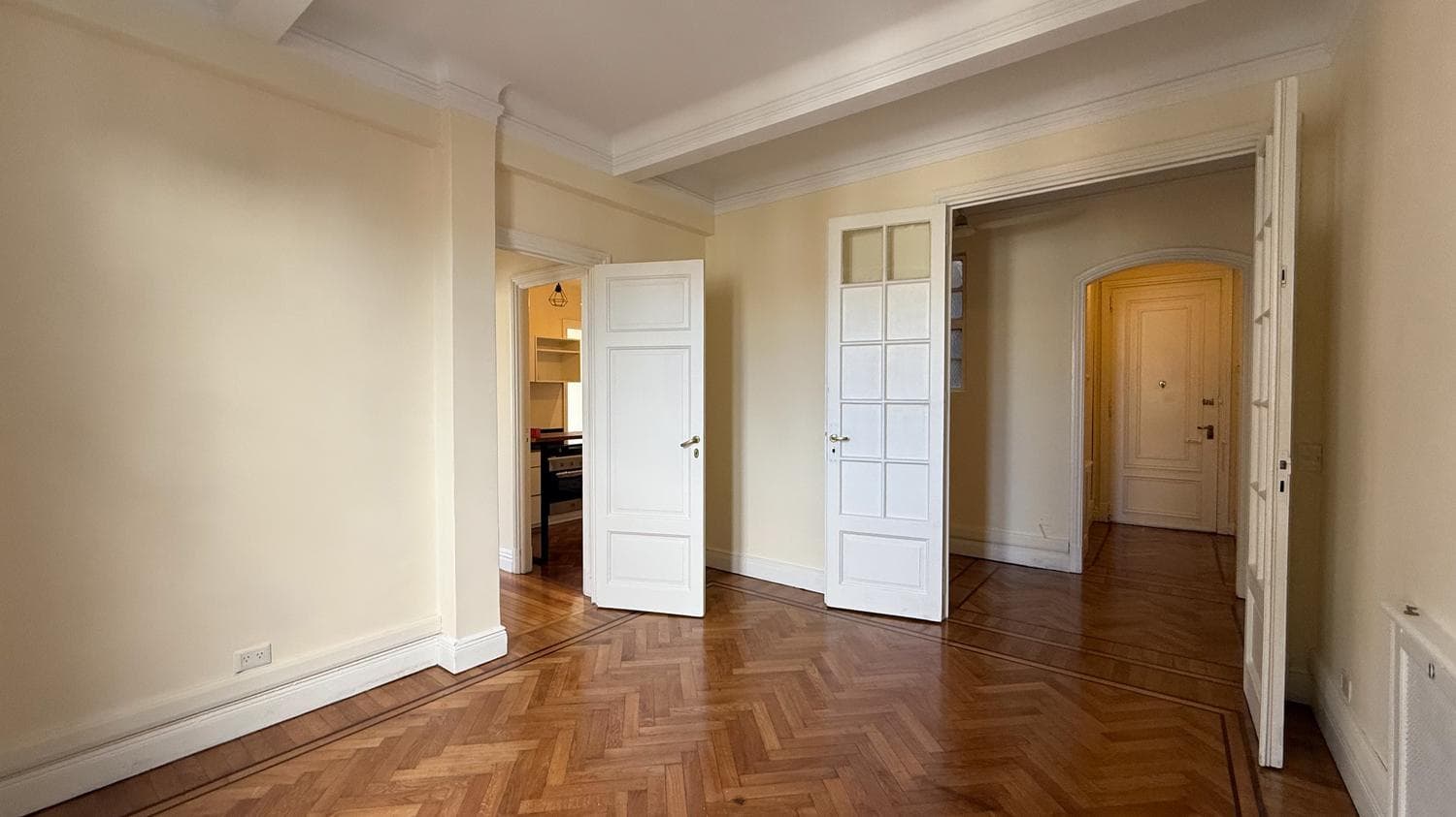 For Sale: 3-room apartment, completely renovated, with a front-facing balcony, in a strategic location