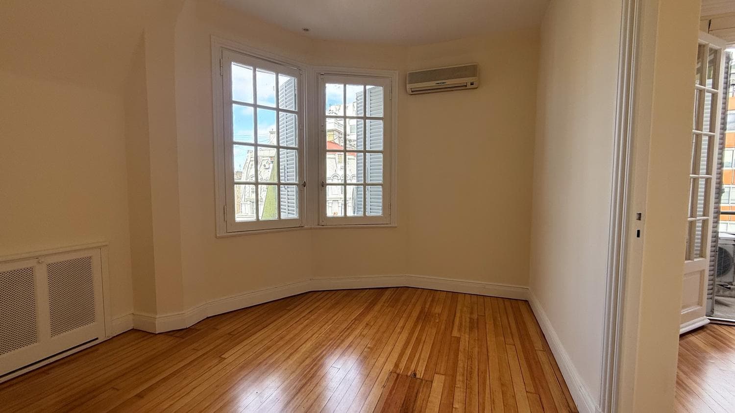 For Sale: 3-room apartment, completely renovated, with a front-facing balcony, in a strategic location