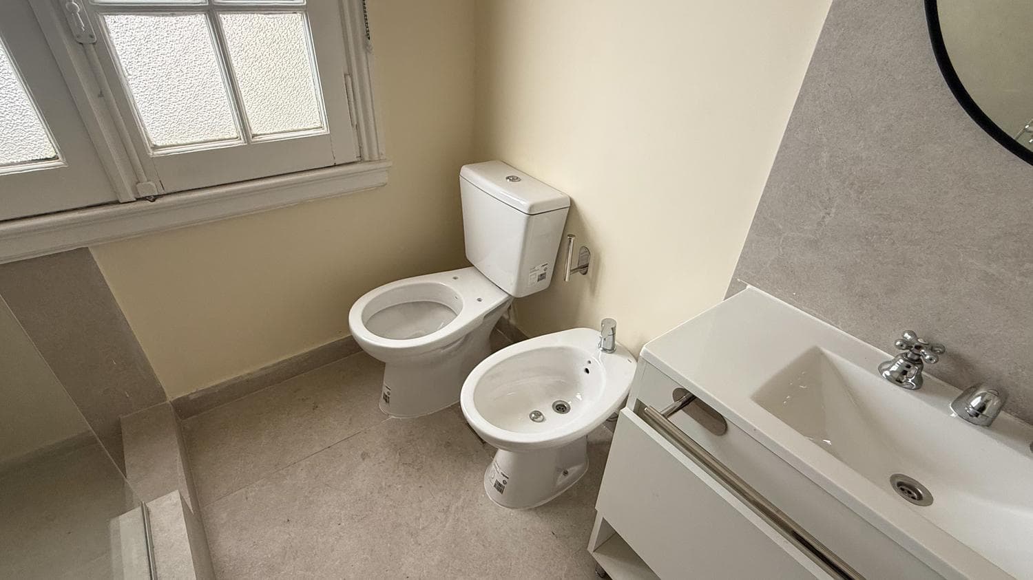 For Sale: 3-room apartment, completely renovated, with a front-facing balcony, in a strategic location