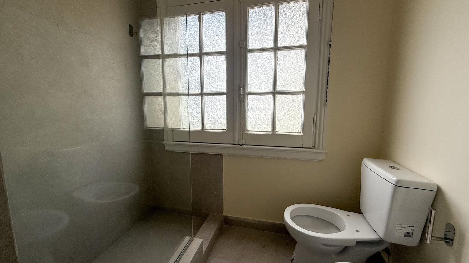 For Sale: 3-room apartment, completely renovated, with a front-facing balcony, in a strategic location