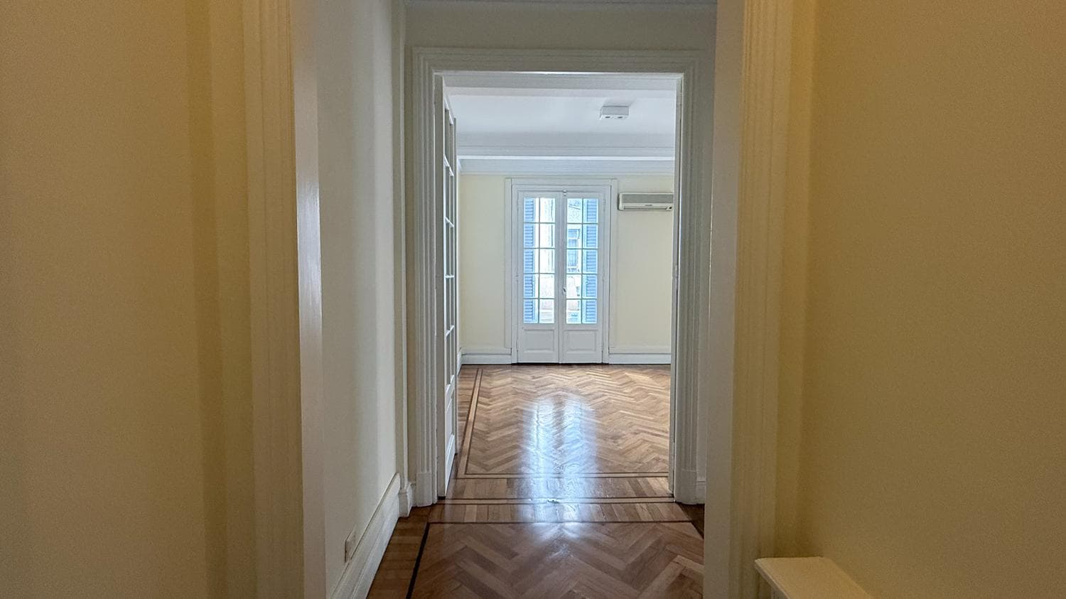 For Sale: 3-room apartment, completely renovated, with a front-facing balcony, in a strategic location