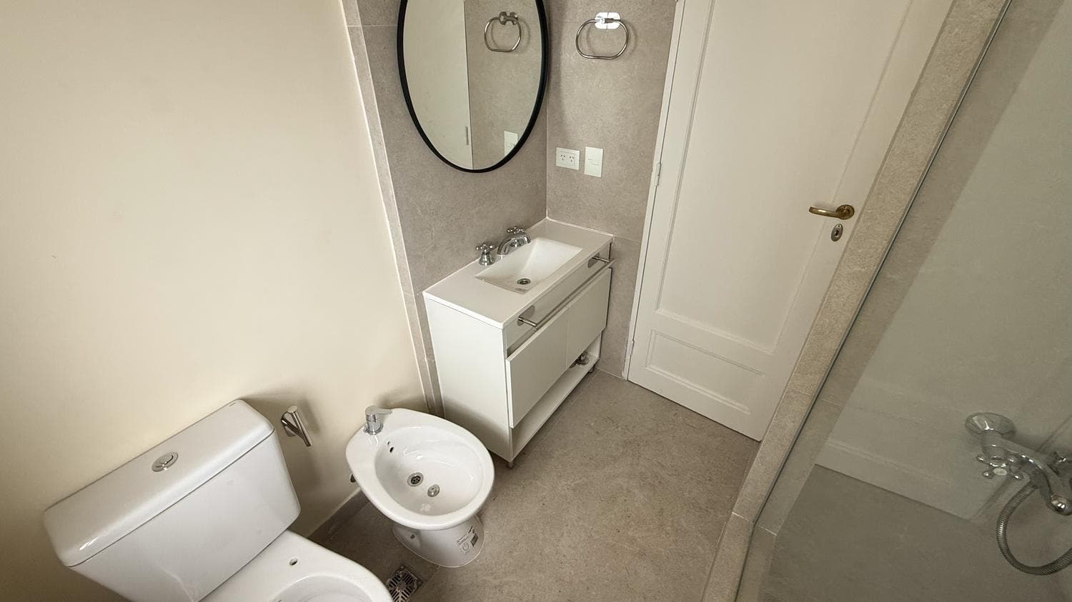 For Sale: 3-room apartment, completely renovated, with a front-facing balcony, in a strategic location