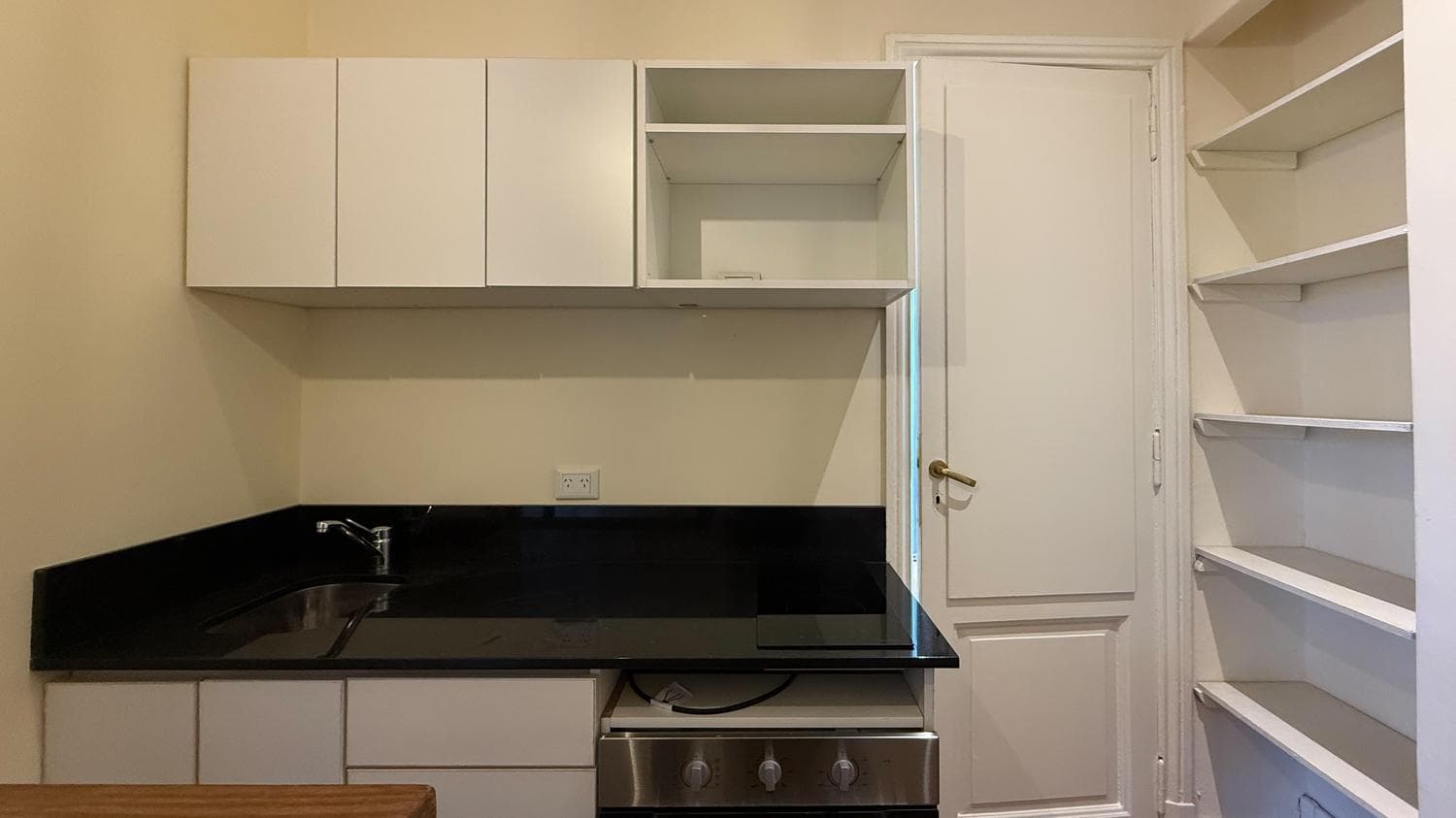 For Sale: 3-room apartment, completely renovated, with a front-facing balcony, in a strategic location