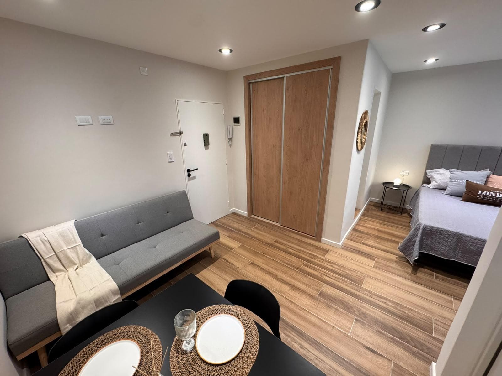 1-Room Apartment for Sale in Mar del Plata: Rear-Facing, Fully Renovated to Look Like New