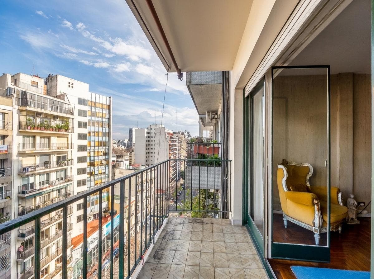 4-Room Apartment for Sale in Almagro, Upper Floor