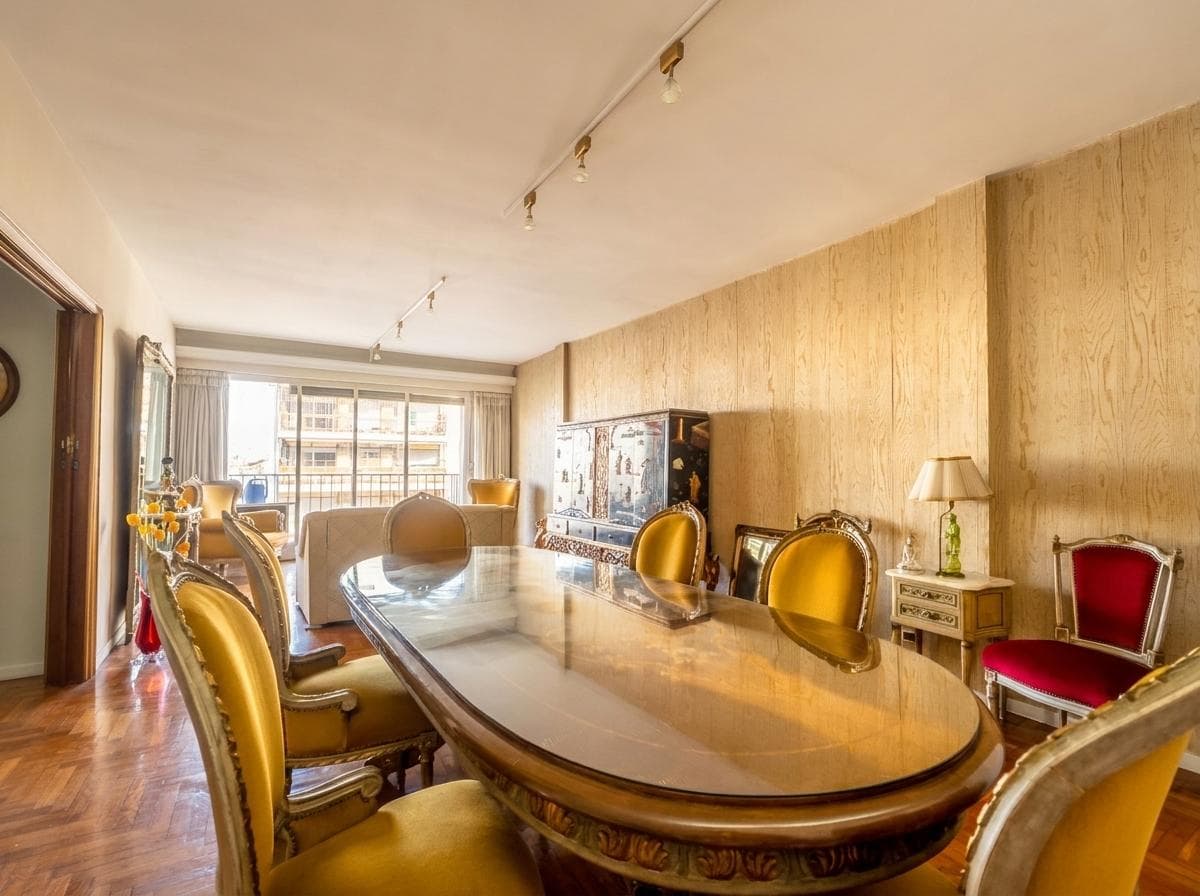 4-Room Apartment for Sale in Almagro, Upper Floor