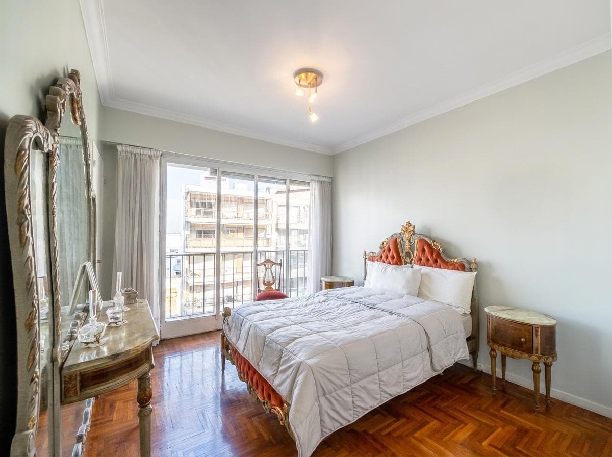 4-Room Apartment for Sale in Almagro, Upper Floor