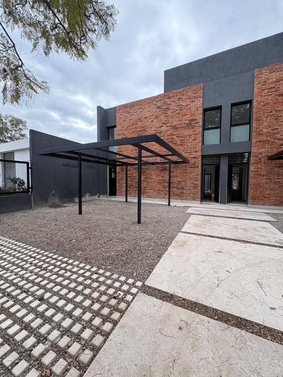One-bedroom apartment with a terrace and garage, just a few meters from Sanatorio Allende