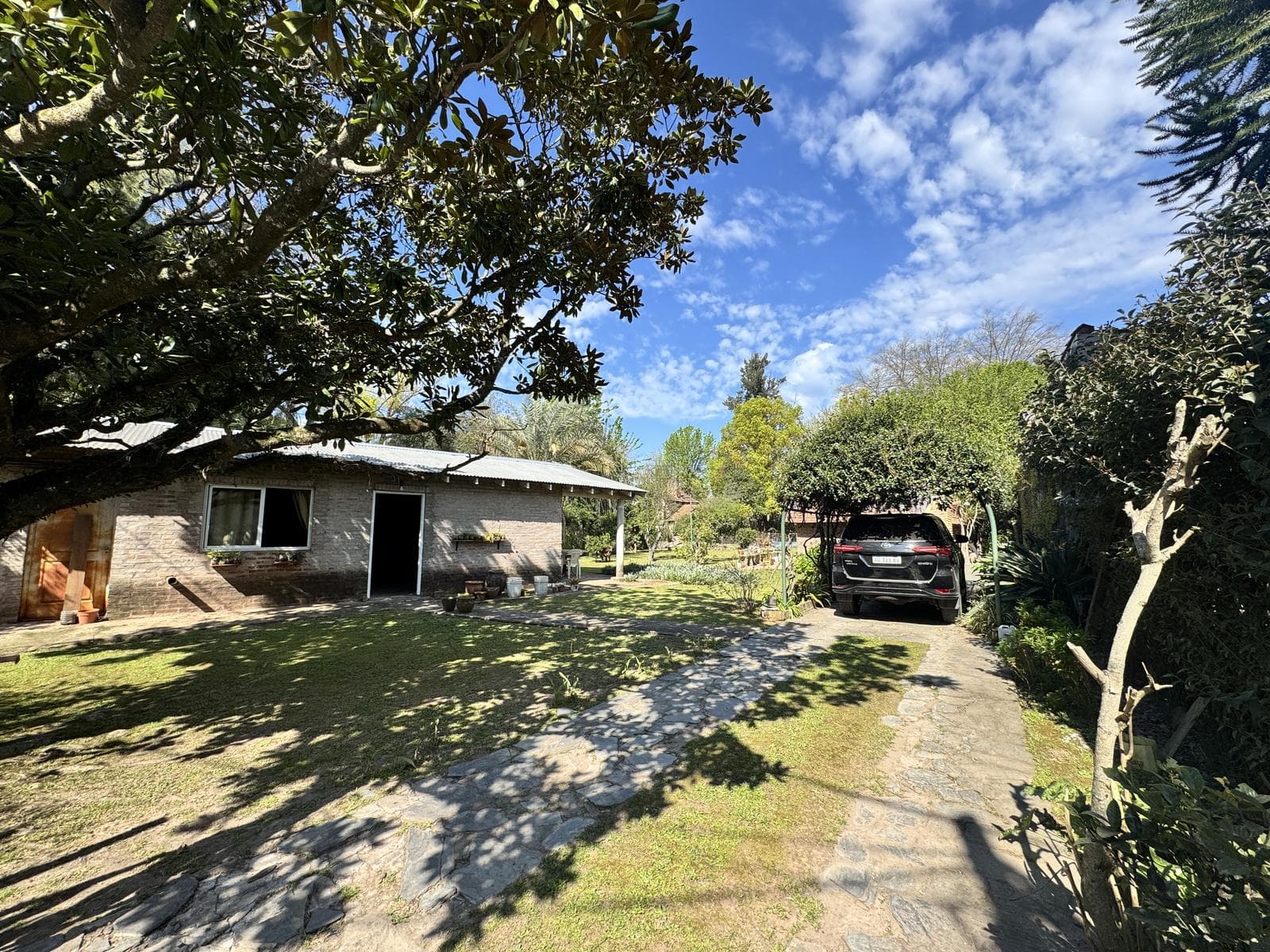 Exclusive lot in the Acacias Blancas neighborhood of Maschwitz, with two access points and subdivided.