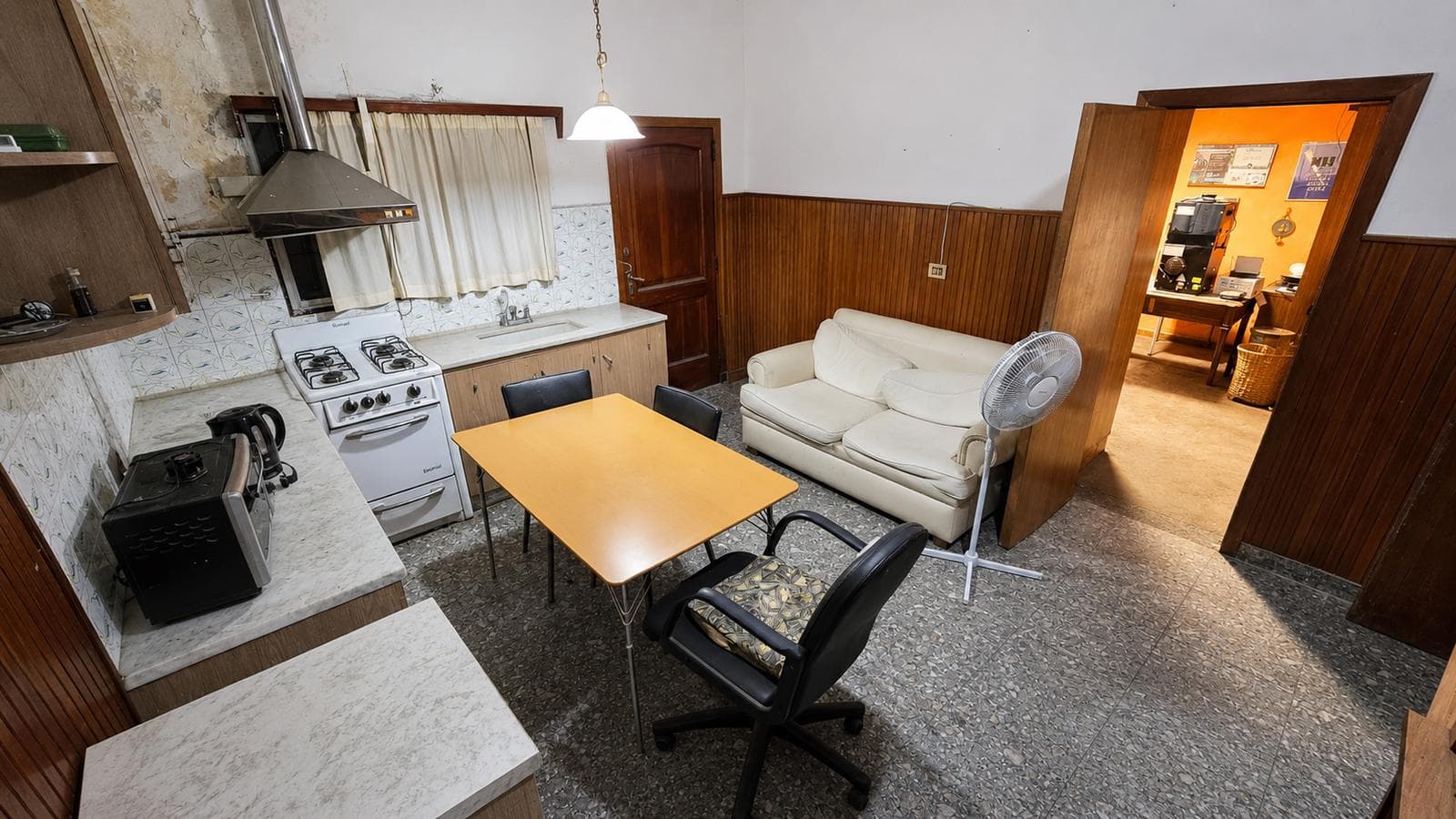 4-ROOM HOUSE WITH GARDEN, IN NEED OF RENOVATION OR MODERNIZATION, FOR SALE. OLIVOS