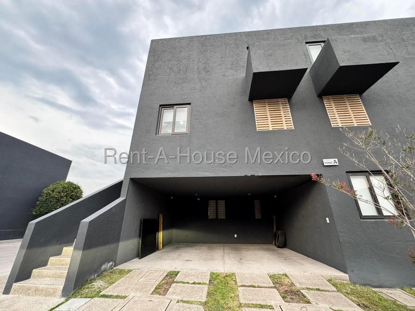 Duplex-style apartment for rent with a private terrace. La Sierra Residencial, El Refugio, Querétaro.