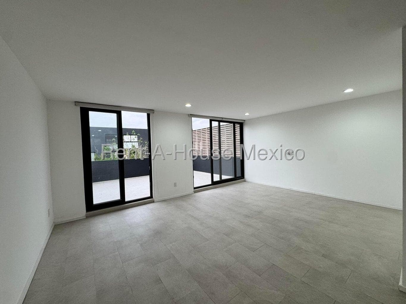 Duplex-style apartment for rent with a private terrace. La Sierra Residencial, El Refugio, Querétaro.