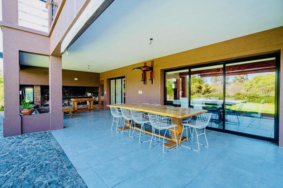 Casa en Venta. 4 dormitorios. 4 baños. Amplio Jardin. Barrio Cerrado, Escobar