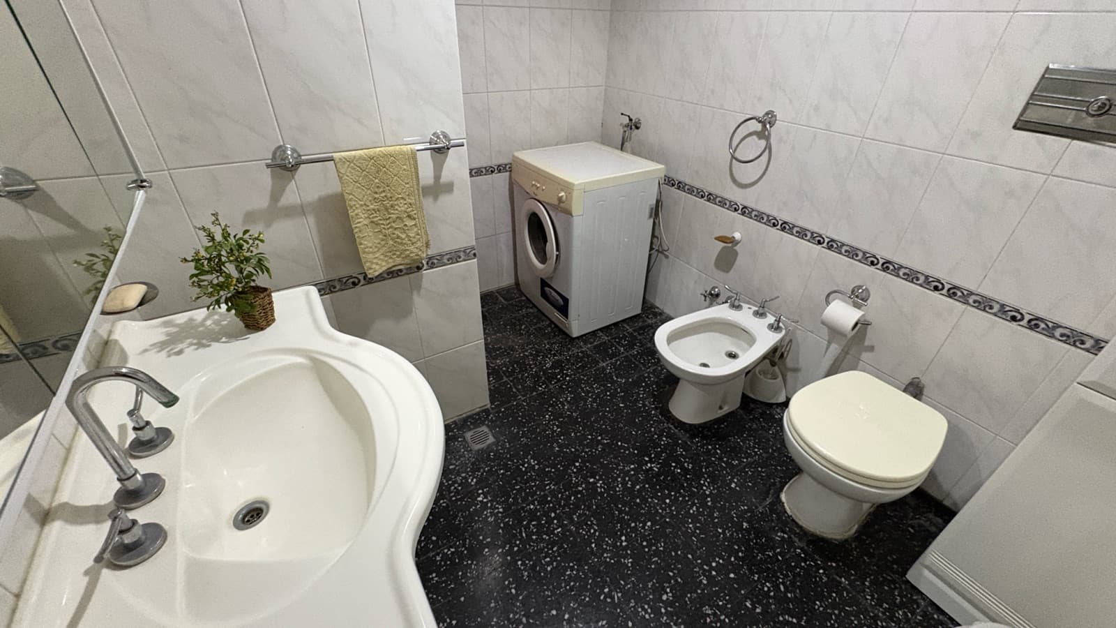 For Sale, House, 4 Rooms, Laundry Room, Balcony, Patio, Garden, Grill, Garage, La Perlita, Moreno