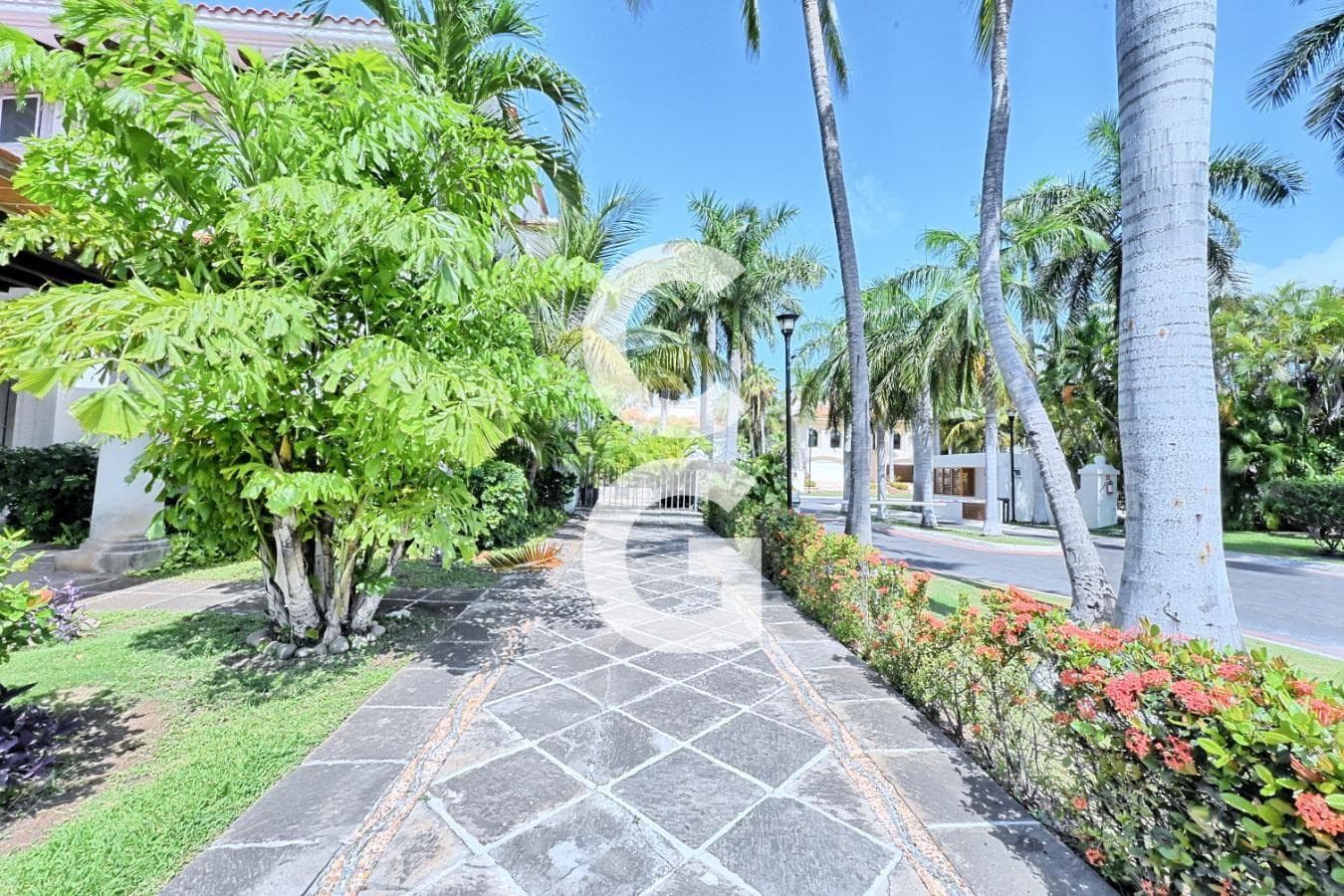 House for Sale in Cancún on Isla Dorada: 3-Bedroom Corner Lot