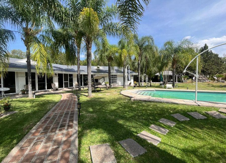 Casa en la Herradura con alberca, cancha de tenis, futbol y básquet en 7,196 m2