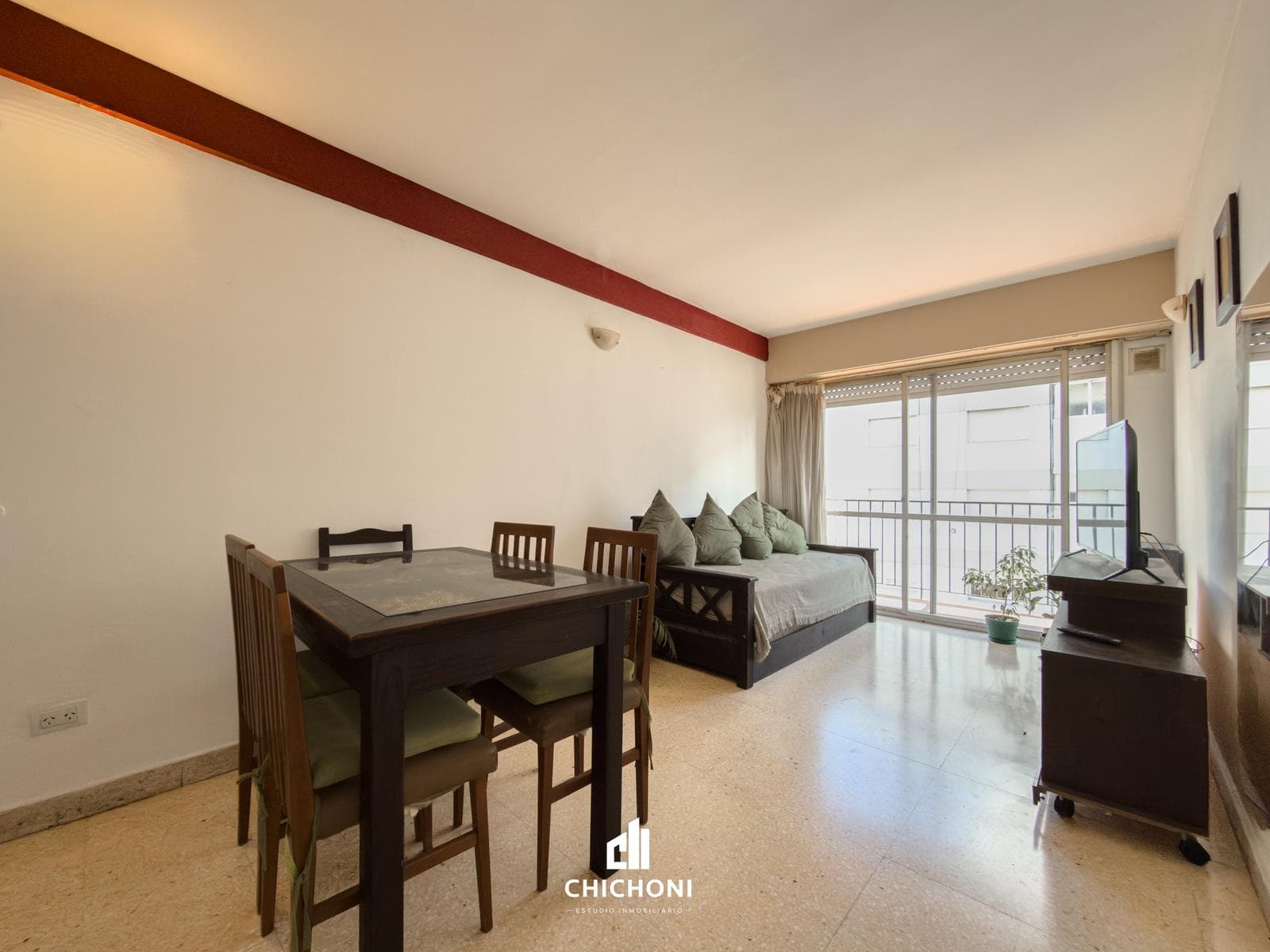 For Sale - 2-room apartment facing the street with a balcony - Macrocentro