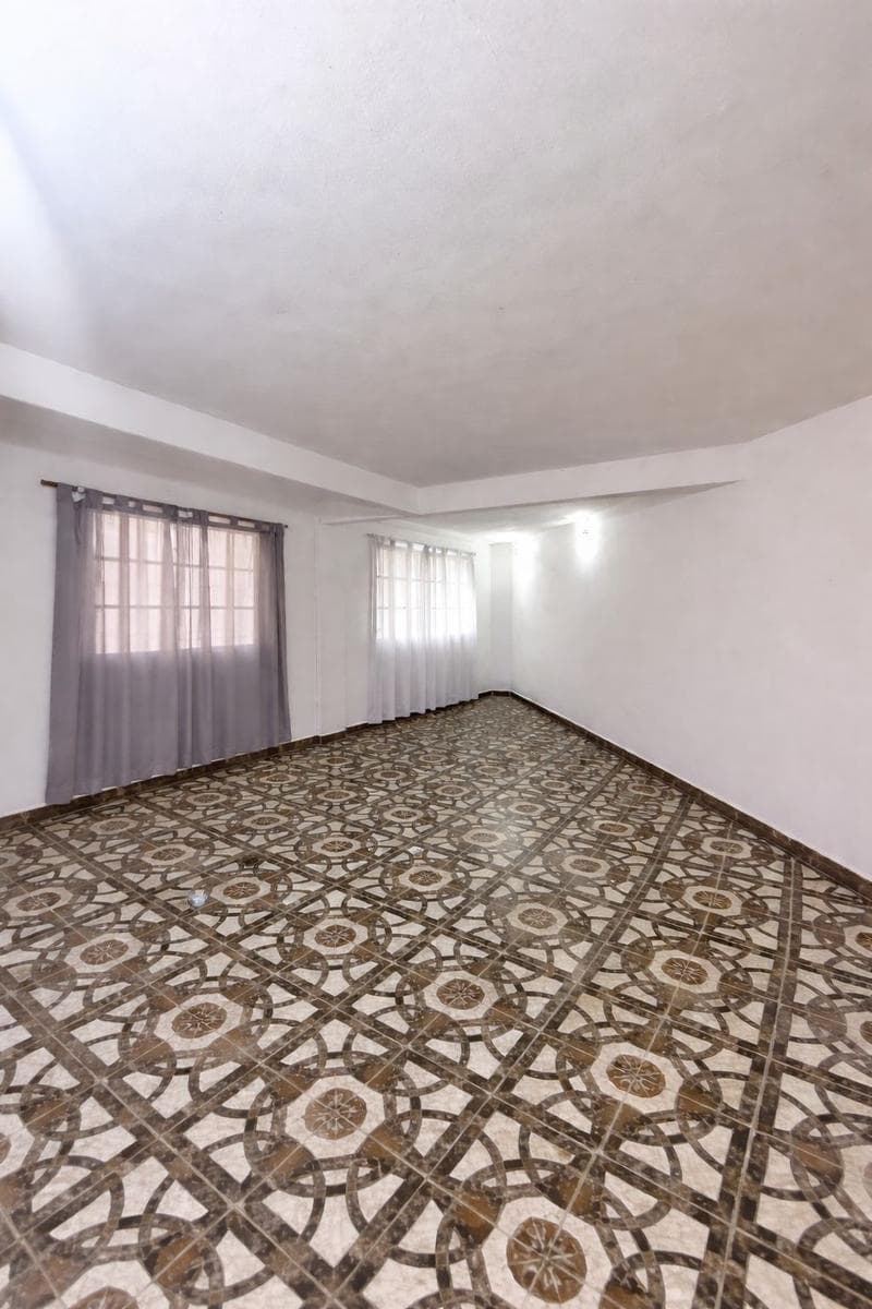 House in Ituzaingó: 5 Rooms, 4 Bedrooms, 2-Car Garage, with a Yard and Commercial Space