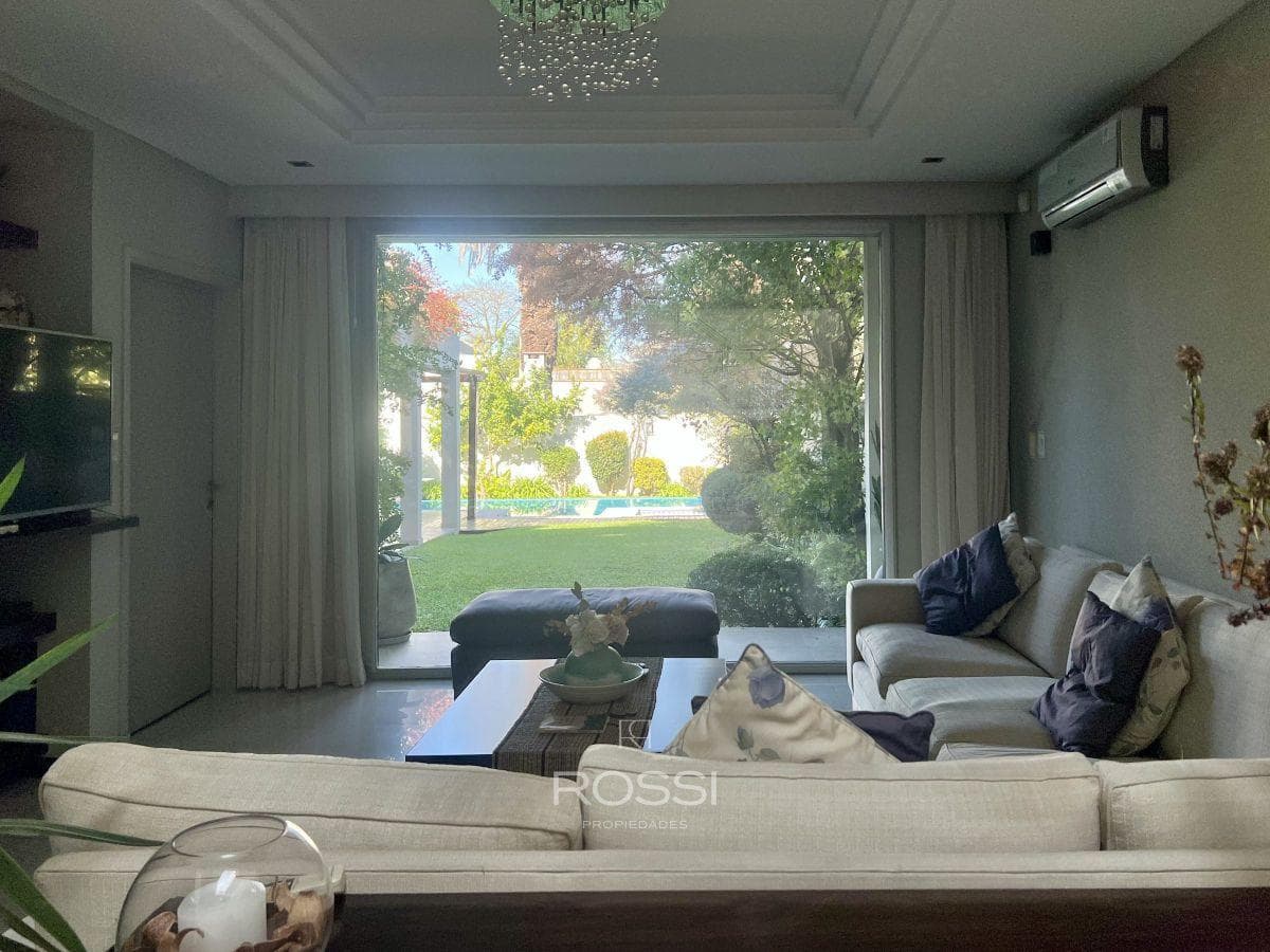 8-Room House, 6 Bedrooms | 380 m² of Floor Space | Park, Pool, Barbecue Area, and Hot Tub | North-Facing | El Palomar