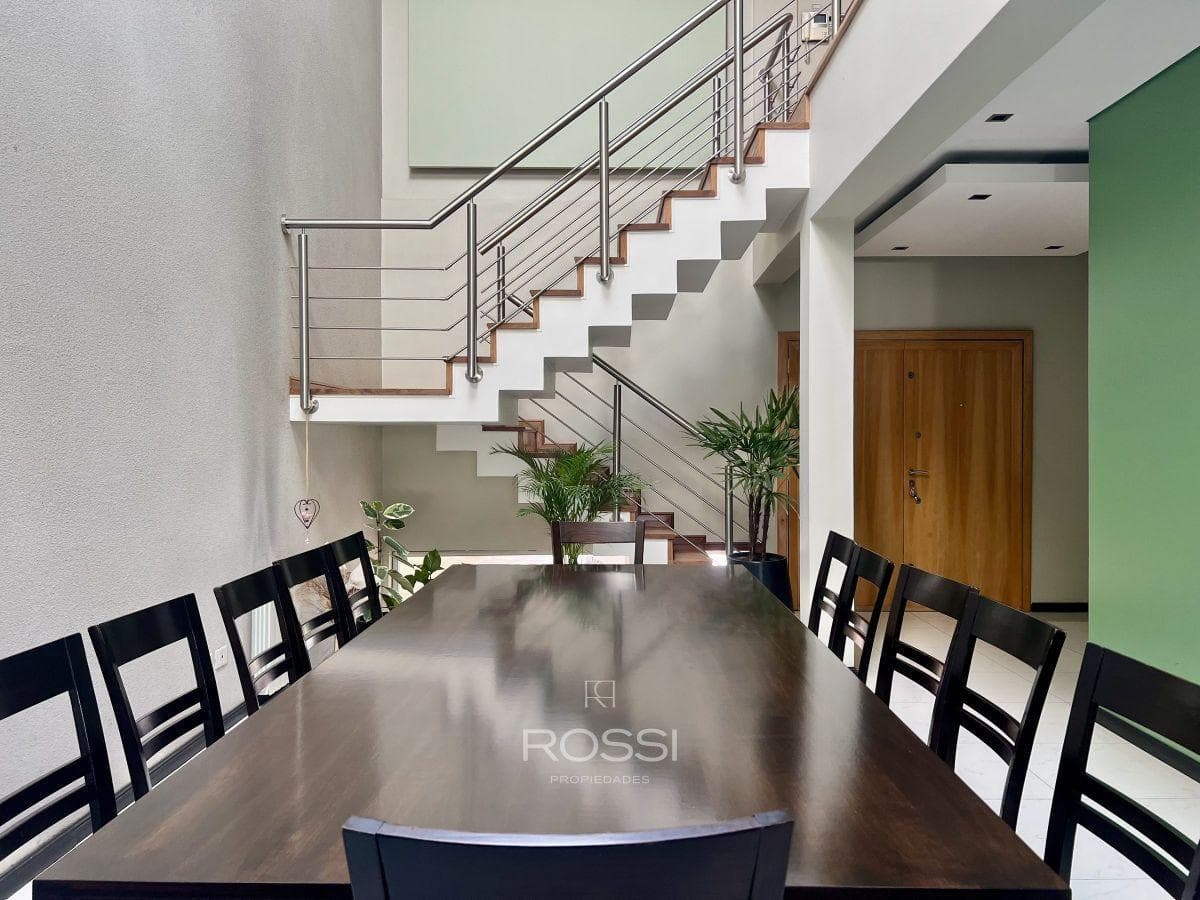 8-Room House, 6 Bedrooms | 380 m² of Floor Space | Park, Pool, Barbecue Area, and Hot Tub | North-Facing | El Palomar
